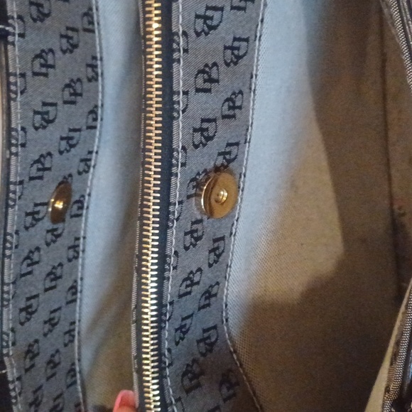 Classy Dooney & Bourke Signature Shoulder Bag - Picture 11 of 16